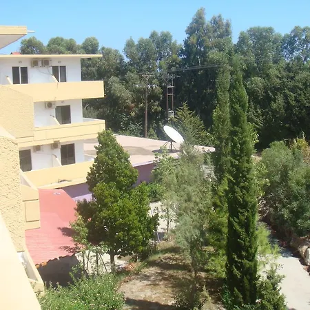 Achousa מלון דירות פליראקי